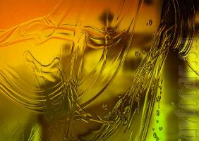 Прозрачная золотистая жидкость по свойствам напоминает моторное масло