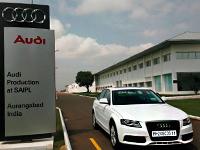 Завод Audi: цех с авто на фоне