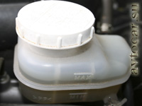 бочек тормозной жидкости под капотом - уровень тормозной жидкости между отметками min и max