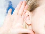 девушка, рука около уха символизирует умеете ли вы слушать?